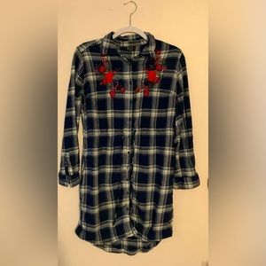 a.n.a Brand Women Size Medium blue plaid button down shirt.
